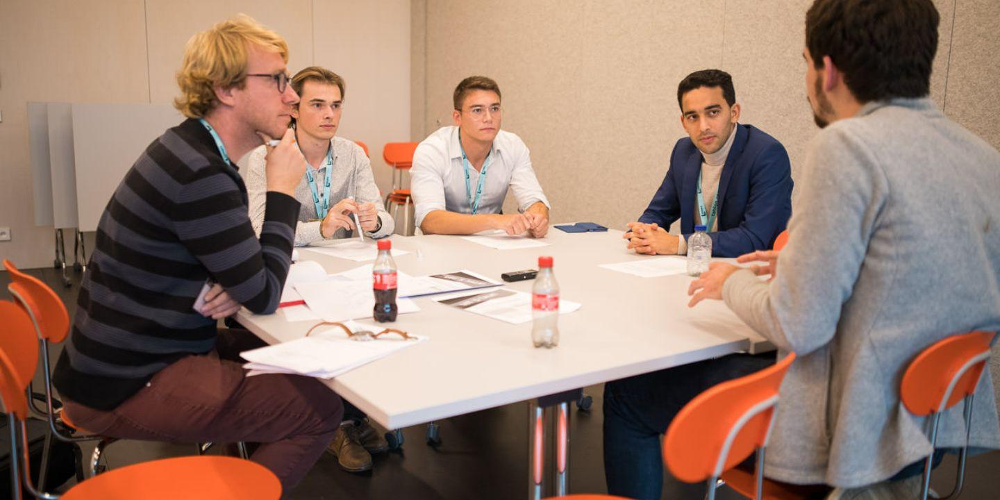 les jeunes en train de discuter lors du FSC